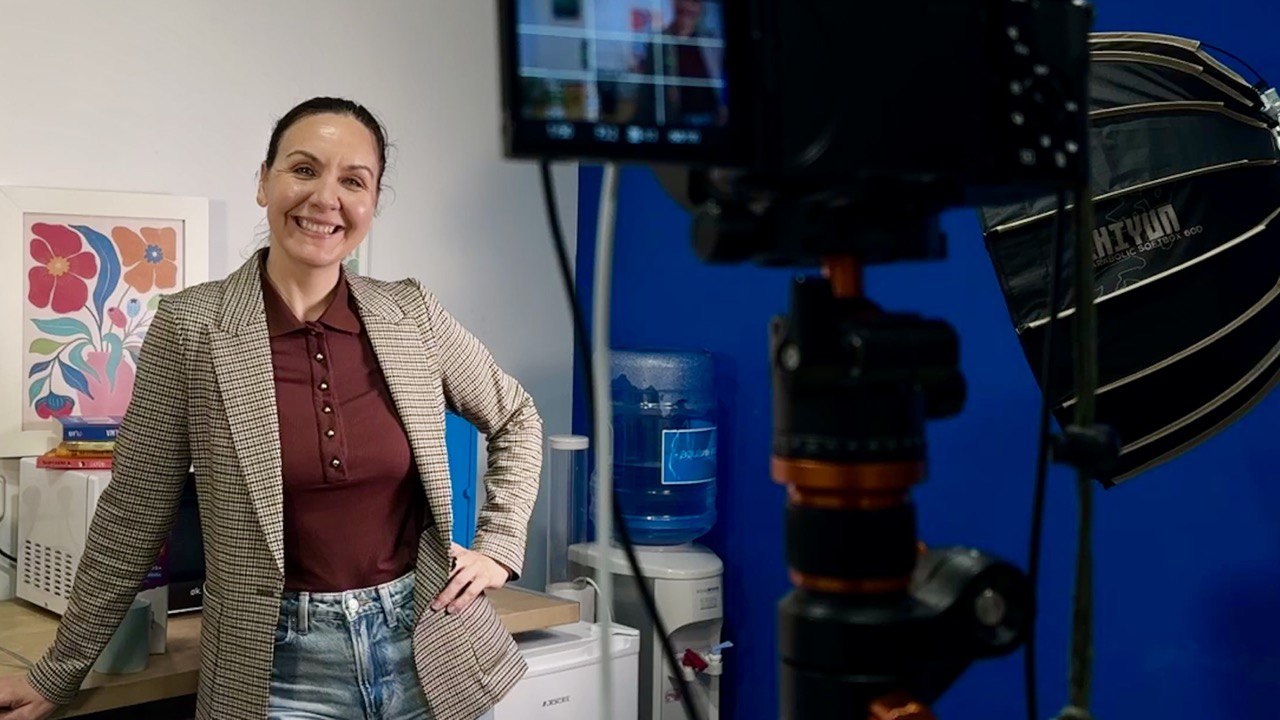 Virginia Cao en rodaje rodeada de focos actriz profesional